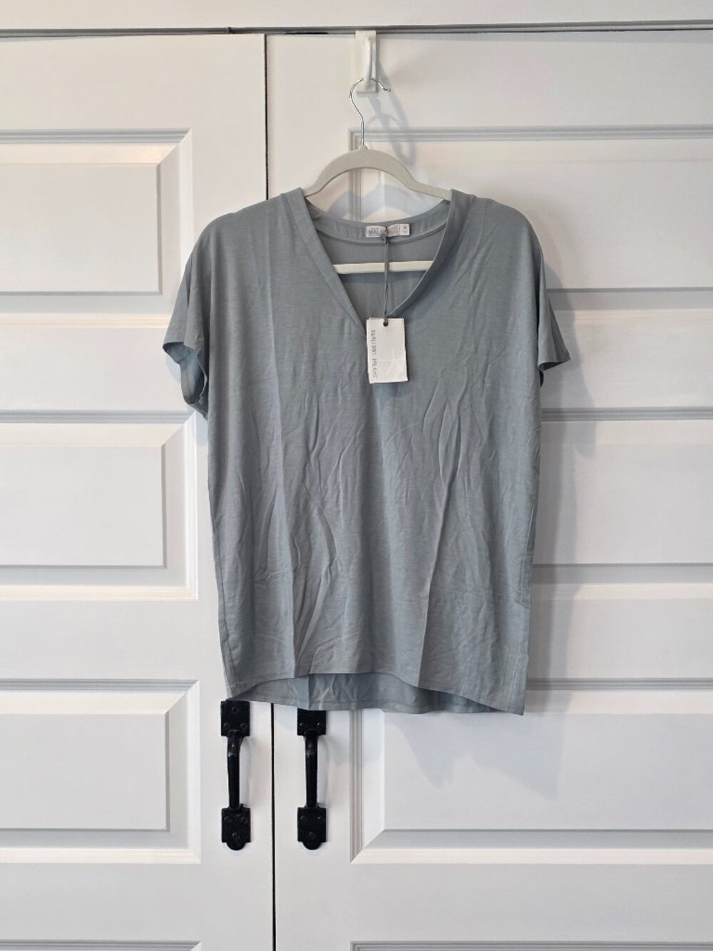 NWT: Barefoot Dreams Malibu Collection Short Sleeve V-Neck Tee - Picture 3 of 6